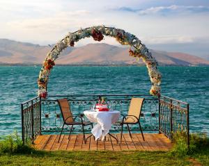 Հանդիսության տաղավար Սևանի ափին